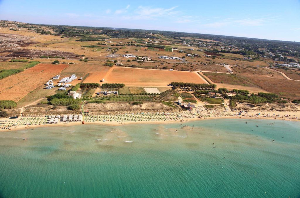 Veduta aerea della spiaggia di Pescoluse distante solo pochi Km dal B&B Anemos